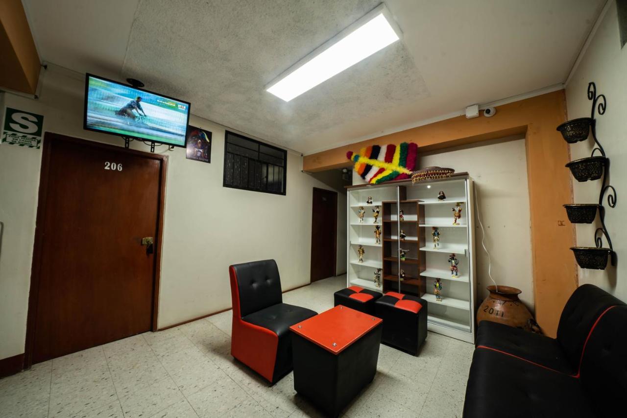Hostal Tarapaca Hotell Huánuco Exteriör bild